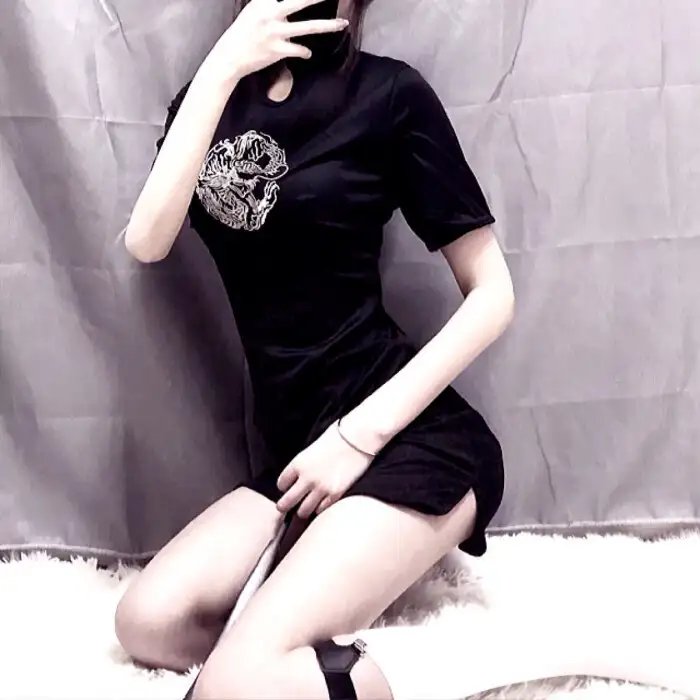 穿条纹衣的男孩